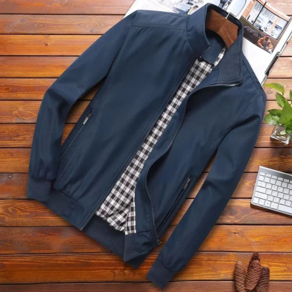 Winddichte zomerjas voor heren met moderne pasvorm, perfect voor frisse lentedagen.

