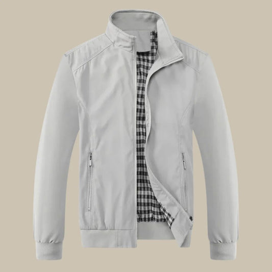 Winddichte zomerjas voor heren met moderne pasvorm, perfect voor frisse lentedagen.

