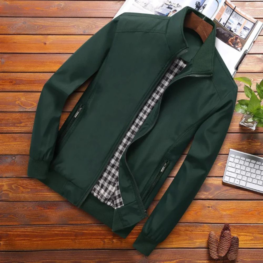 Winddichte zomerjas voor heren met moderne pasvorm, perfect voor frisse lentedagen.

