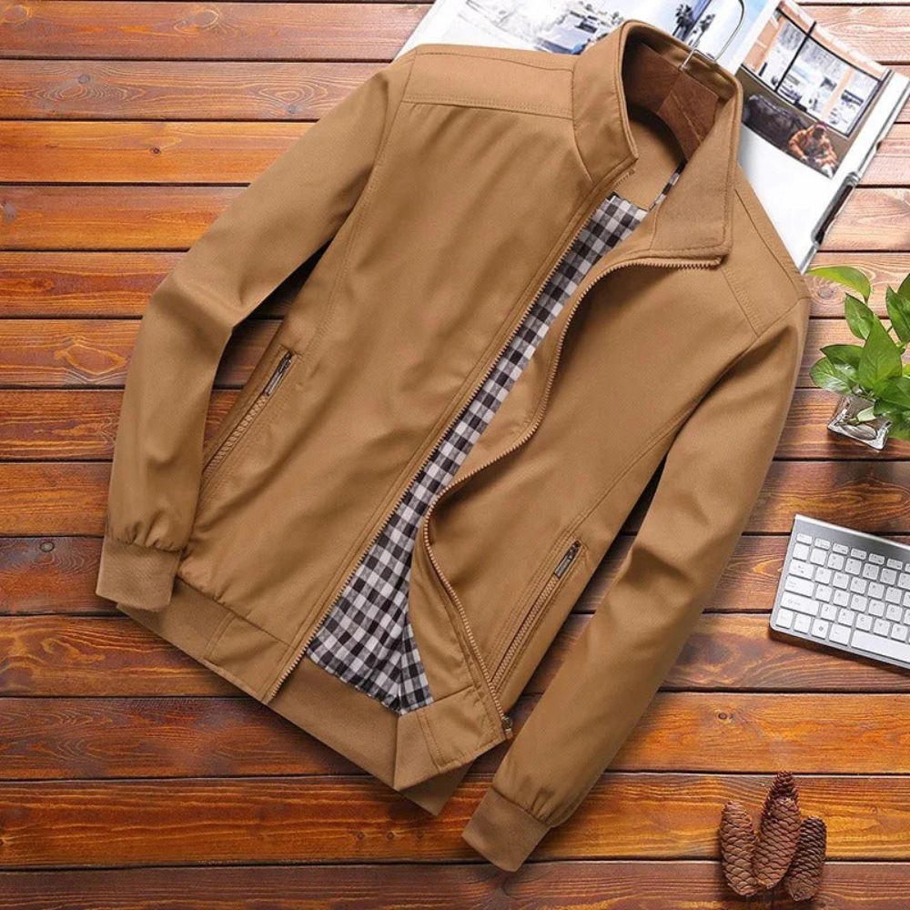 Winddichte zomerjas voor heren met moderne pasvorm, perfect voor frisse lentedagen.

