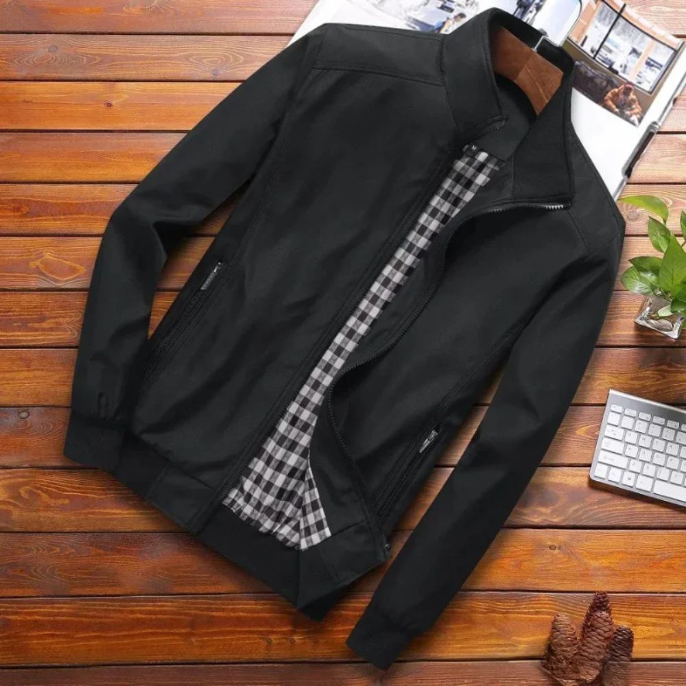Winddichte zomerjas voor heren met moderne pasvorm, perfect voor frisse lentedagen.


