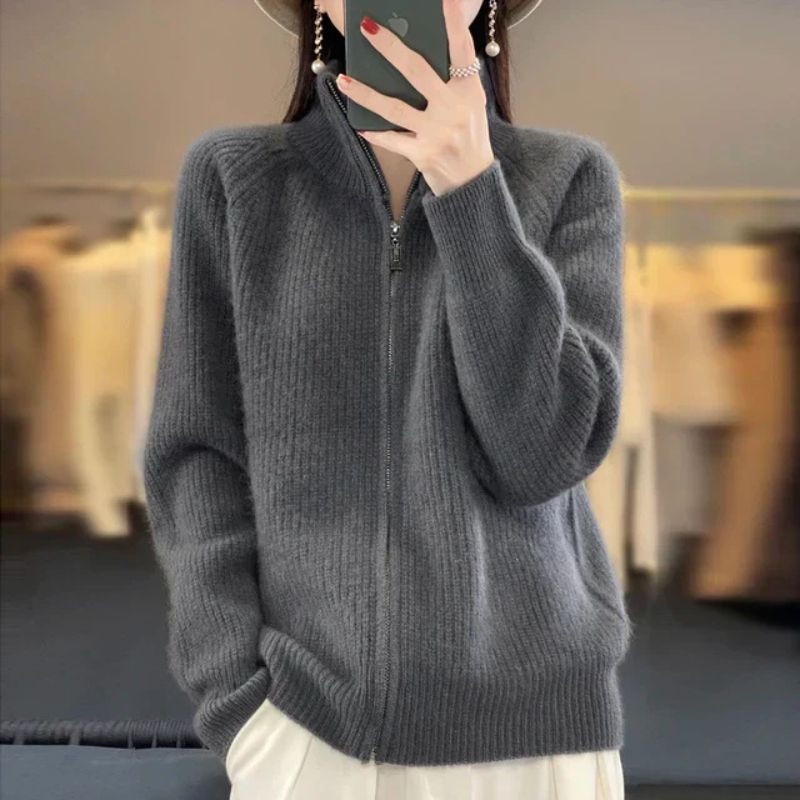 Weiche, bequeme Strickjacke für Frauen, ideal für Herbst- und Wintertage, kombiniert Komfort und Stil.
