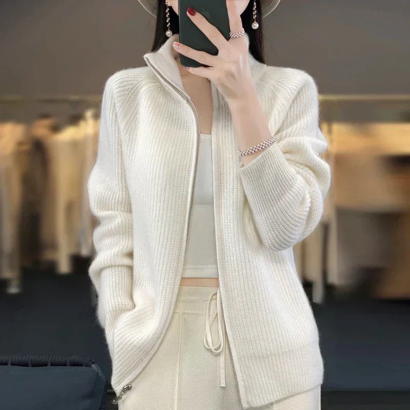 Weiche, bequeme Strickjacke für Frauen, ideal für Herbst- und Wintertage, kombiniert Komfort und Stil.
