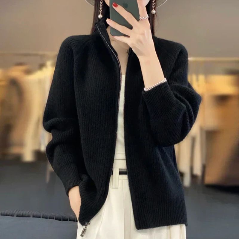 Weiche, bequeme Strickjacke für Frauen, ideal für Herbst- und Wintertage, kombiniert Komfort und Stil.
