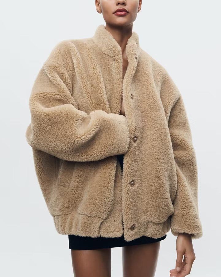 Zachte jas in teddybeerlook voor dames, ideaal voor koude herfst- of winterdagen, met een casual oversized snit en praktische knoopsluiting.