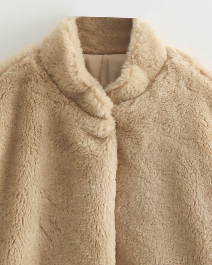 Zachte jas in teddybeerlook voor dames, ideaal voor koude herfst- of winterdagen, met een casual oversized snit en praktische knoopsluiting.